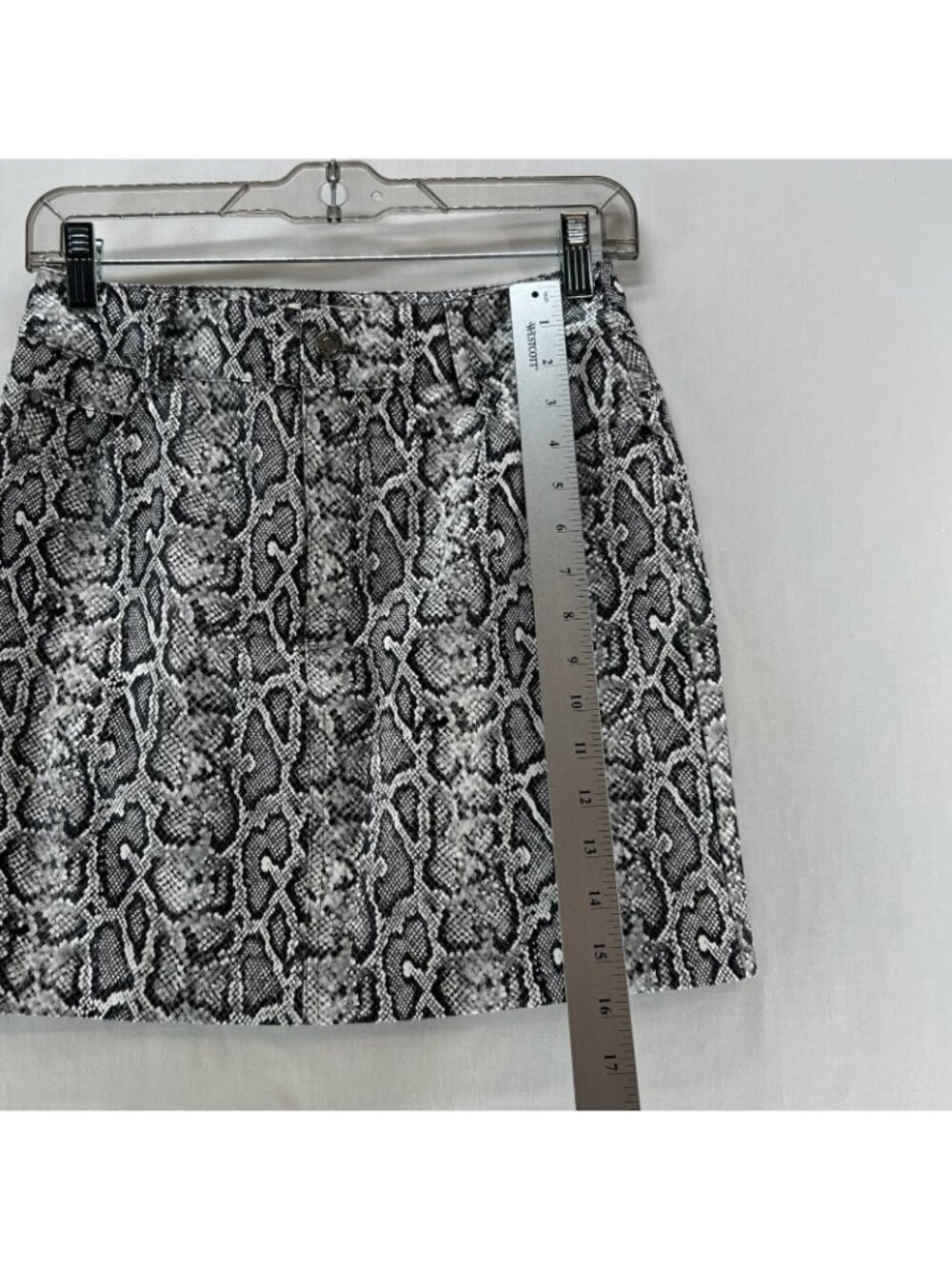 J.ING Faux Leather Snake Print Mini Skirt Size M Lined Zip Fly Pocket Gray Black - Picture 4 of 13